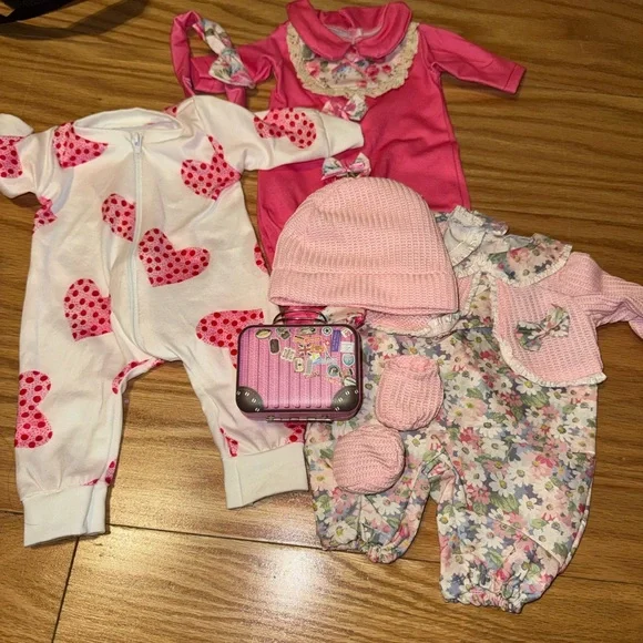 Adorable Baby Clothing Set with Heart and Floral Patterns - Picture 3 of 3